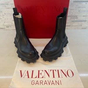 Valentino Garavani Beatle Rockstud Chelsea Boots  39.5